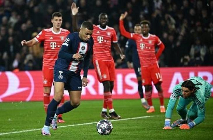 Momen Kylian Mbappe cetak gol ke gawang Bayern Munich namun dianulir VAR. (AFP)