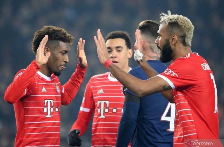 Ekspresi penyerang Bayern Munich Kingsley Coman (kiri) setelah mencetak gol ke gawang bekas timnya PSG, pada pertandingan leg pertama 16 besar Liga Champions yang dimainkan di Stadion Parc des Princes, Paris, Rabu (15/2/2023). ANTARA/AFP/Franck Fife.