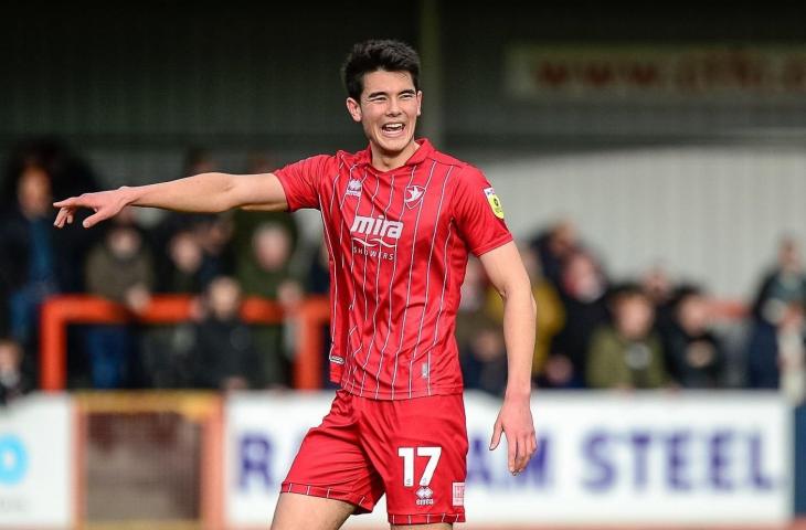 Pemain Cheltenham Town, Elkan Baggott saat menjalani debut dengan klubnya di Leagua One menghadapi Barnsley, Sabtu (19/2/2023) malam. (Twitter/@CTCofficial)