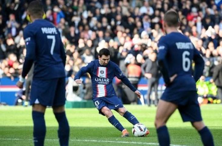 Momen Lionel Messi cetak gol dari tendangan bebas saat PSG kalahkan Lille 4-3. (AFP)