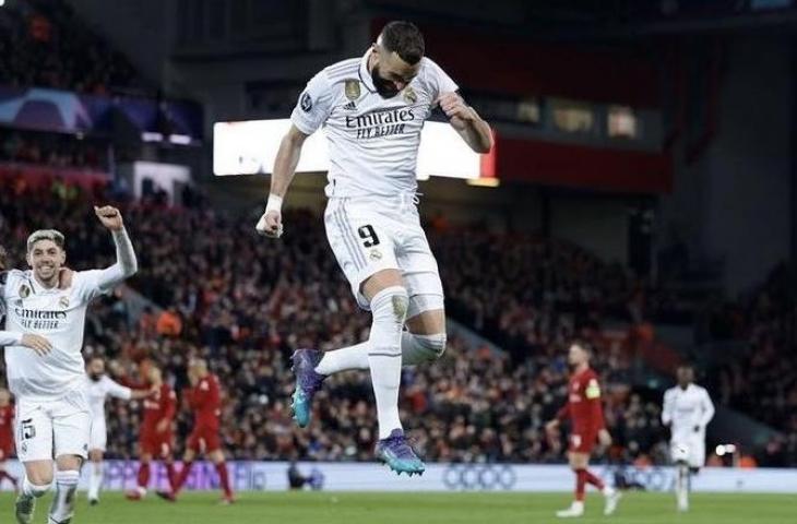 Kebahagiaan Benzema mencetak gol saat mempermalukan Liverpool pada babak 16 besar leg I Liga Champions di Stadion Anfield, Rabu (22/2/2023). (Twitter/@Benzema)