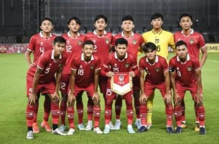 Pemain Timnas Indonesia U-20 berpose sebelum melawan Tim Nasional Fiji U-20 dalam pertandingan uji coba internasional U-20 di Stadion Utama Gelora Bung Karno (SUGBK), Senayan, Jakarta, Jumat (17/2/2023). Timnas Indonesia U-20 kalahkan Fiji U-20 dengan skor akhir 4-0. ANTARA FOTO/M Risyal Hidayat/foc.
