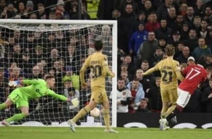 Gelandang Manchester United asal Brasil Fred (kanan) menembak dan mencetak gol pertama timnya selama pertandingan play-off leg kedua babak knockout liga Eropa UEFA antara Manchester United dan FC Barcelona di stadion Old Trafford di Manchester, Inggris, pada 23 Februari, 2023. Oli SCARFF/AFP