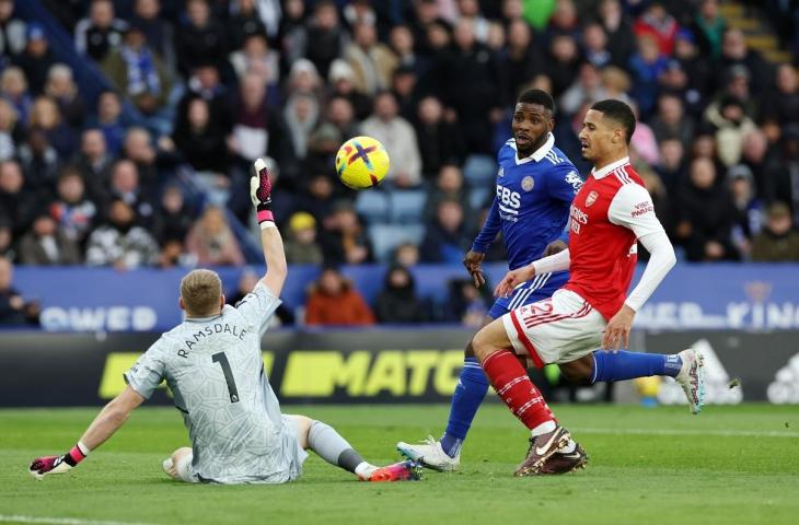 Kiper Arselan, Aaron Christopher Ramsdale menepis tendangan pemain Leicester City pada Liga Inggris pekan ke-25 2022/2023, Minggu (26/2/2023). (Twitter/@Arsenal)