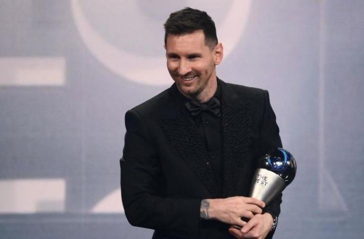 Pemain Timnas Argentina dan Paris Saint-Germain, Lionel Messi saat menerima penghargaan pemain pria terbaik FIFA 2022 di Paris, Prancis pada 27 Februari 2023. [ANTARA/AFP/FRANCK FIFE]