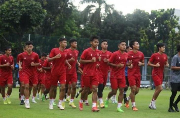 Para pemain Tim Indonesia U-22 menjalani latihan perdana pada pemusatan latihan (TC) untuk SEA Games 2023. (dok.PSSI)