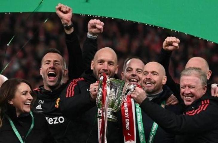 Erik Ten Hag antar Manchester United juara Piala Liga Inggris musim 2022/2023. (AFP)