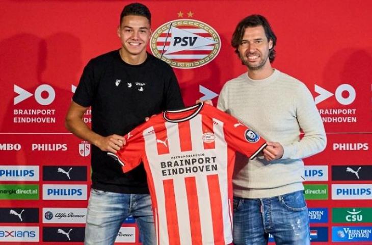 Jenson Seelt (kiri) saat resmi promosi ke PSV Eindhoven U-21. (dok.PSV)