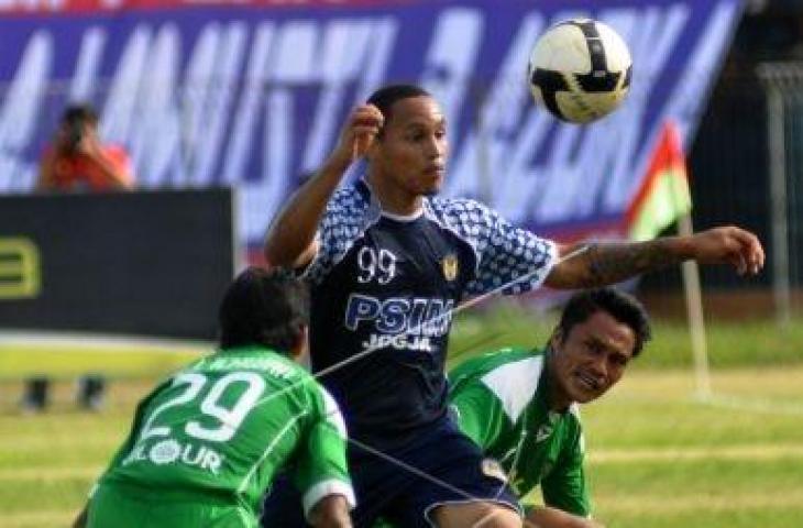 Emile Linkers (tengah) kala berseragam PSIM Yogyakarta. (Dok. Antara)