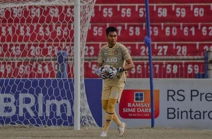 Kiper Persik Kediri, Kurniawan Kartika Ajie saat unjuk gigi menjaga gawang dari serangan lawan. (Instagram/@kurniawankartika.ajie)