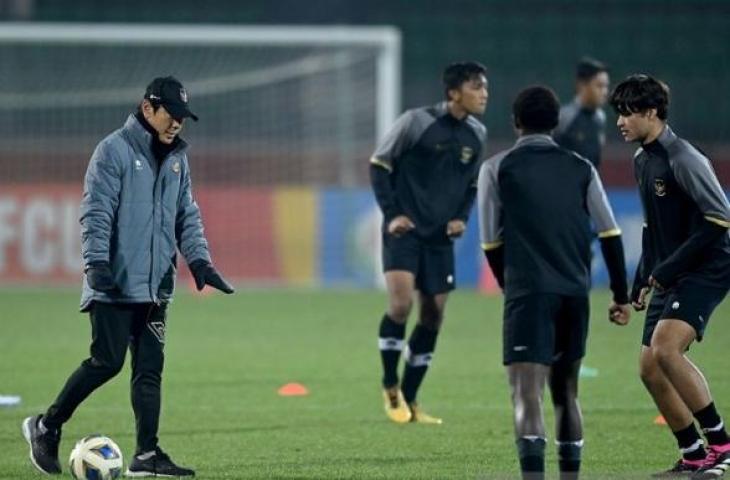 Pelatih Timnas Indonesia  Shin Tae Yong saat latih skuat Garuda Muda. (ANTARA FOTO/Sigid Kurniawan/nym)