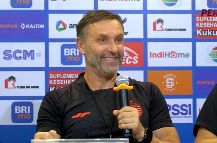 Pelatih Persija Jakarta, Thomas Doll, dalam konferensi pers menjelang melawan Borneo FC. (YouTube/Persija)