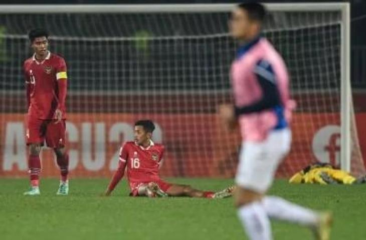 Kapten Timnas U-20 Indonesia Ferrari (kiri) berbicara dengan rekan setimnya Dony Tri Pamungkas usai pertandingan melawan Timnas U-20 Uzbekistan dalam laga terakhir Grup A Piala Asia U-20 di Stadion Istiqlol, Fergana, Uzbekistan, Selasa (7/3/20230). (ANTARA FOTO/Sigid Kurniawan/tom)