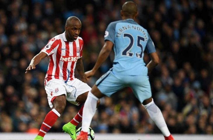 Saido Berahino saat memperkuat Stoke City (kiri) bersaing dengan gelandang Manchester City Brasil Fernandinho dalam pertandingan Liga Inggris di Stadion Etihad di Manchester, pada 8 Maret 2017. (AFP/Paul Ellis)