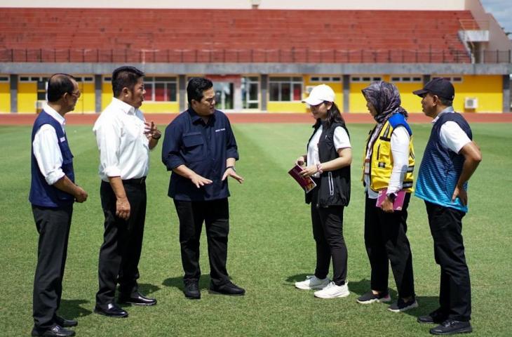 Momen Ketum PSSI, Erick Thohir meninjau kesiapan Stadion Gelora Sriwijaya Jakabaring di Palembang, Sabtu (11/3/2023). (Twitter/@erickthohir)