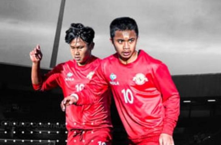 Pemain Garuda Select Nabil Asyura vs Lotra Widianto. (bidikan layar Mola TV)