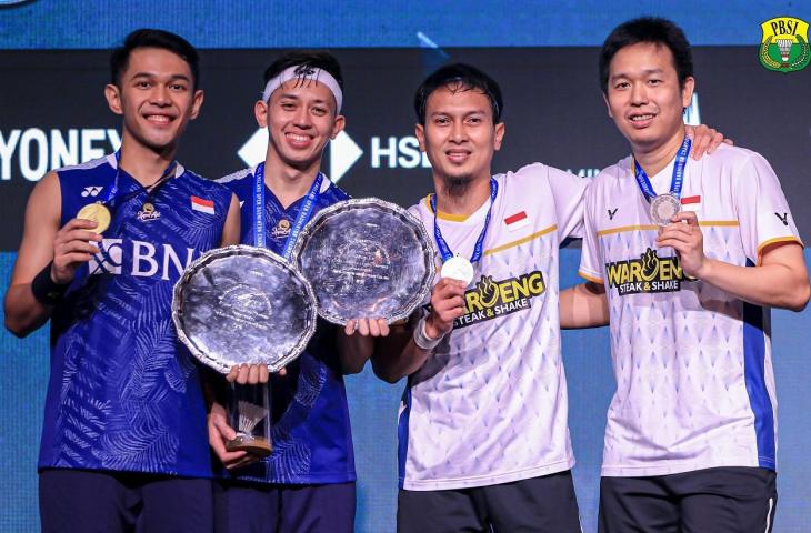 Fajar Alfian/Rian Ardianto bersama Mohammad Ahsan/Hendra Setiawan usai juara di All England 2023. (Foto: PBSI)