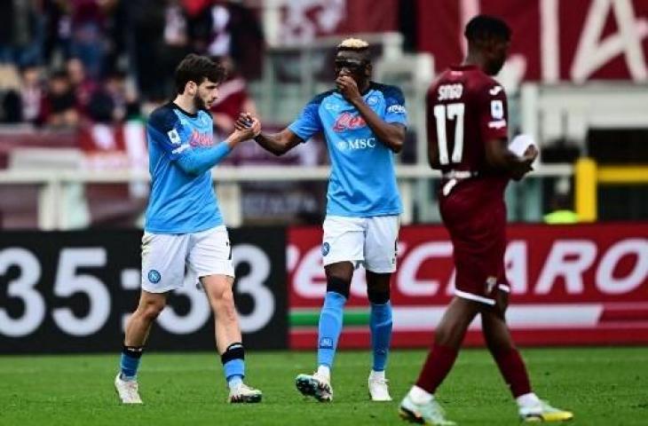 Khvicha Kvaratskhelia lakukan selebrasi bersama Victor Osimhen usai cetak gol saat Napoli hajar Torino 4-0 di Liga Italia. (AFP)