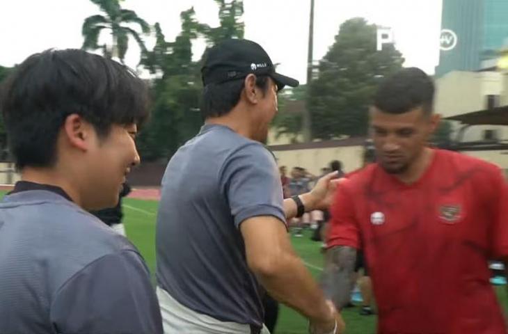 Shin Tae-yong dan Steano Lilipaly berjabat tangan pada hari pertama TC Timnas Indonesia jelang lawan Burundi. (YouTube/PSSI)