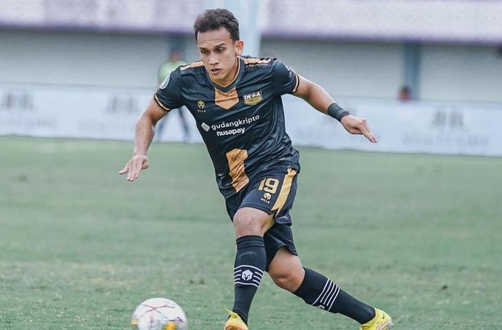 Penyerang Dewa United, Egy Maulana Vikri mengolah si kulit bundar saat berhadapan dengan lawannya di BRI Liga 1 2022/2023. (Instagram/@dewaunitedfc)