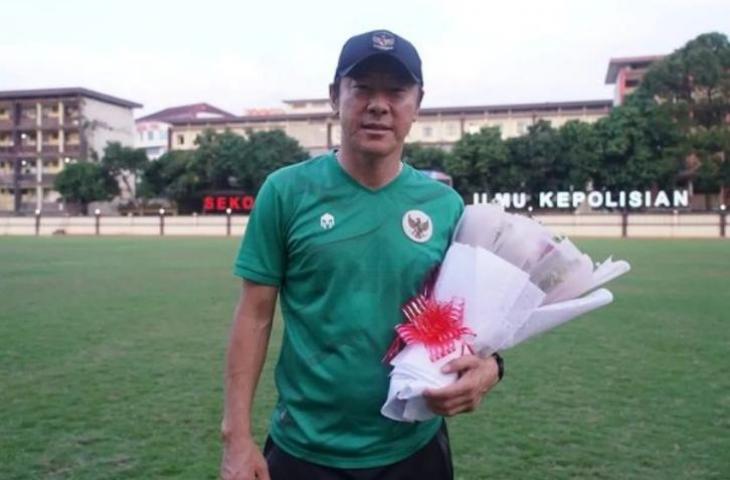 Shin Tae-yong mendapatkan buket saat melatih Timnas Indonesia jelang persiapan di FIFA Matchday (Instagram/shintaeyong7777)