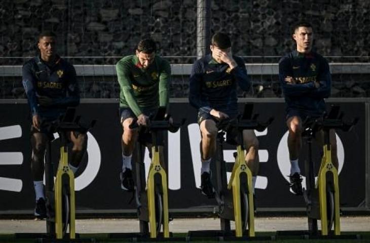 Cristiano Ronaldo saat mengikuti sesi latihan Timnas Portugal jelang Kualifikasi Piala Eropa 2024. (AFP)