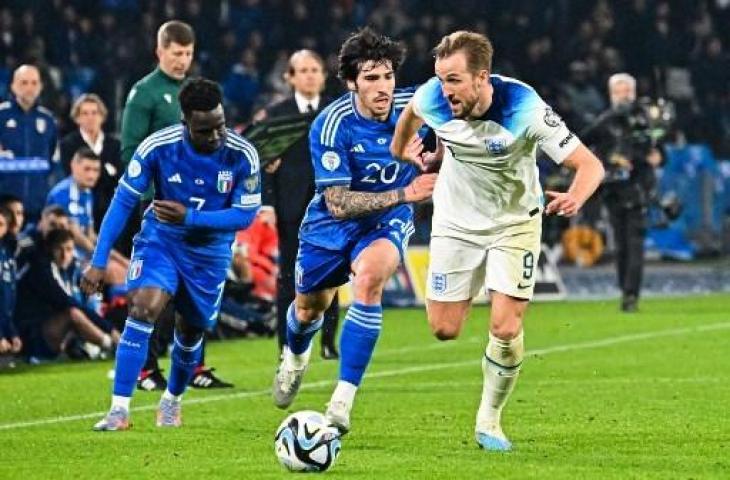 Aksi Harry Kane saat Inggris kalahkan Italia 2-1 di Kualifikasi Euro 2024. (AFP)