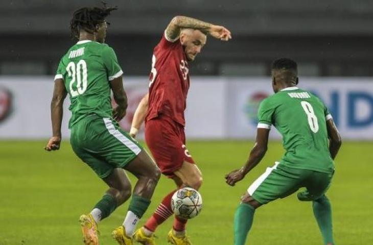 Pesepak bola Timnas Indonesia Marc Klok (tengah) berusaha melewati hadangan pesepak bola Timnas Burundi Mussa Omar (kiri) dan Nzigamasabo (kanan) dalam pertandingan FIFA Match Day di Stadion Patriot Candrabhaga, Bekasi, Jawa Barat, Sabtu (25/3/2023). ANTARA FOTO/Galih Pradipta/tom.