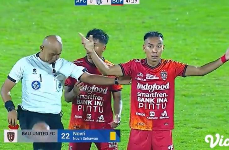 Momen kartu Merah Novri Setiawan dalam laga melawan Arema FC. (Screenshot Vidio.com)