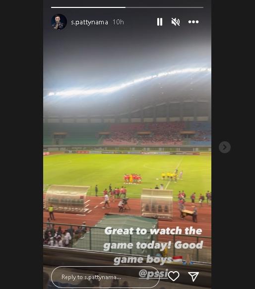 Shayne Pattynama tonton laga Timnas Indonesia vs Burundi. (Instagram/@s.pattynama)