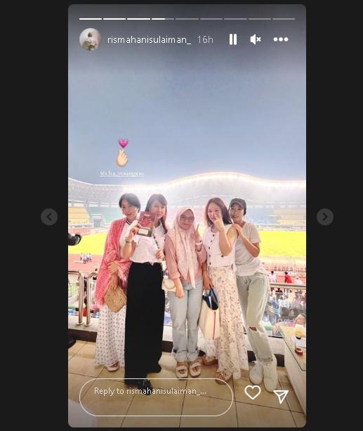 Potret istri Shin Tae-yong di Stadion Patriot Candrabhaga saat laga Timnas Indonesia versus Burundi. (Instagram/@rismahanisulaiman_)