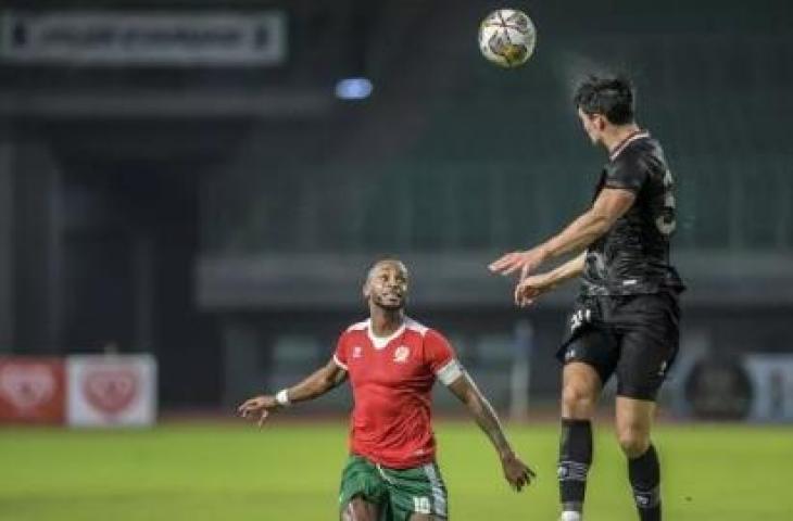 Bek Timnas Indonesia Elkan Baggott (kanan) berebut bola dengan pesepak bola Timnas Burundi Berahino Saido (kiri) dalam pertandingan FIFA Match Day di Stadion Patriot Candrabhaga, Bekasi, Jawa Barat, Selasa (28/3/2023). (ANTARA FOTO/Galih Pradipta/foc).