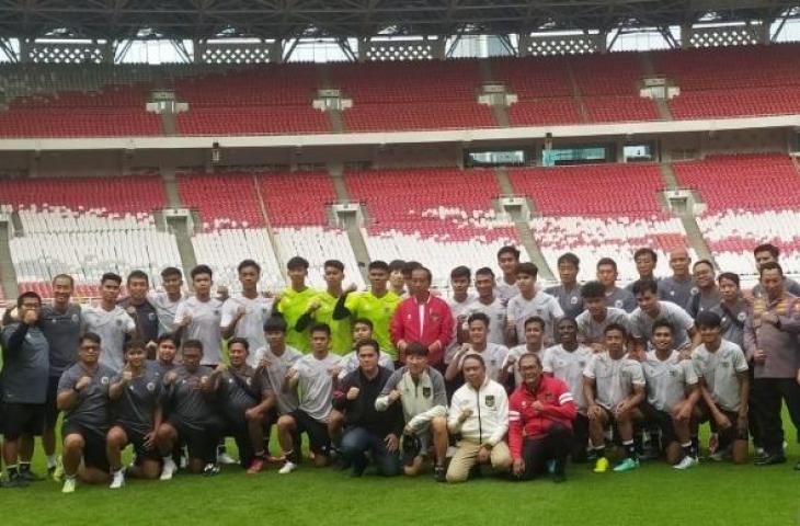 Presiden RI Joko Widodo berfoto bersama pelatih dan para pemain Timnas Indonesia U-20 di Stadion Gelora Bung Karno (GBK), Jakarta, Sabtu (1/4/2023). ANTARA/Indra Arief Pribadi
