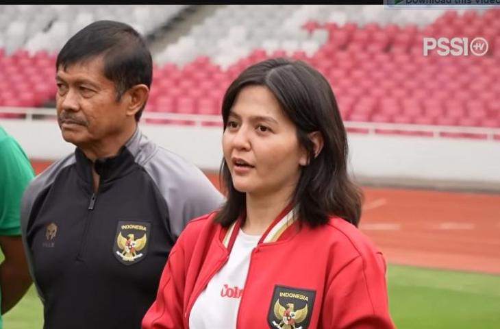 Ratu Tisha saat memberikan motivasi kepada para pemain Timnas Indonesia U-22 (Youtube/PSSI TV)