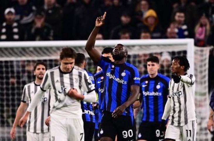 Selebrasi Romelu Lukaku usai cetak gol penyama kedudukan saat Inter Milan tahan imbang Juventus 1-1 di leg pertama semifinal Coppa Italia. (AFP)