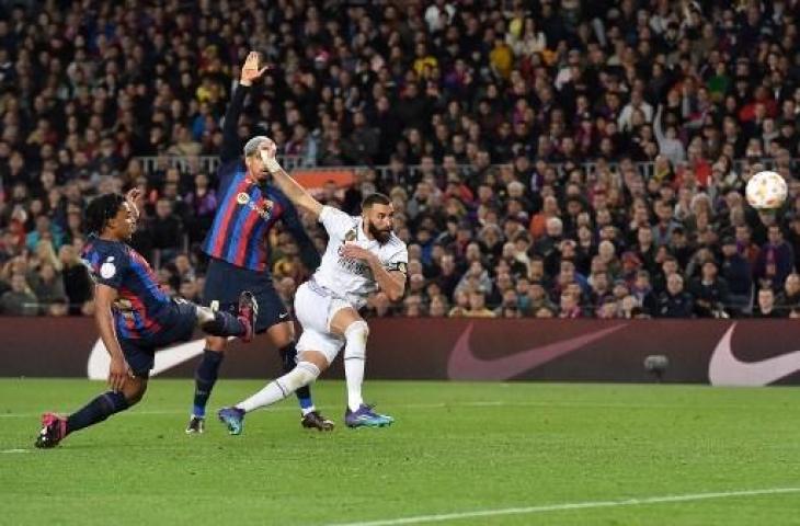 Aksi Karim Benzema cetak gol saat Real Madrid kalahkan Barcelona 4-0 di semifinal Copa del Rey. (AFP)