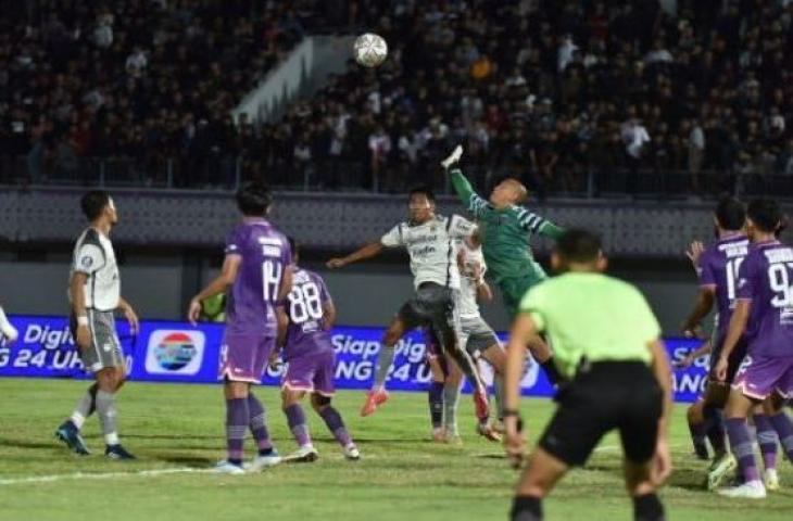 Laga Persita Tangerang vs Persib Bandung dalam lanjutan BRI Liga 1 2022-2023 di Stadion Indomilk Arena, Minggu (9/4/2023) malam WIB. [Persib]