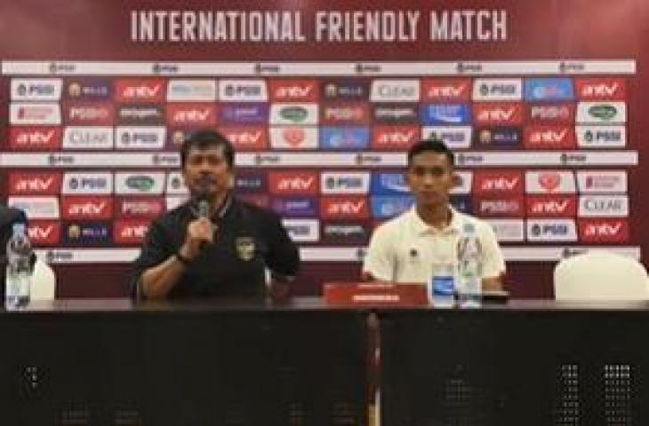 Pelatih Timnas Indonesia U-22 Indra Sjafri dan Rizky Ridho dalam konferensi pers jelang lawan Lebanon. (Instagram/@pssi)