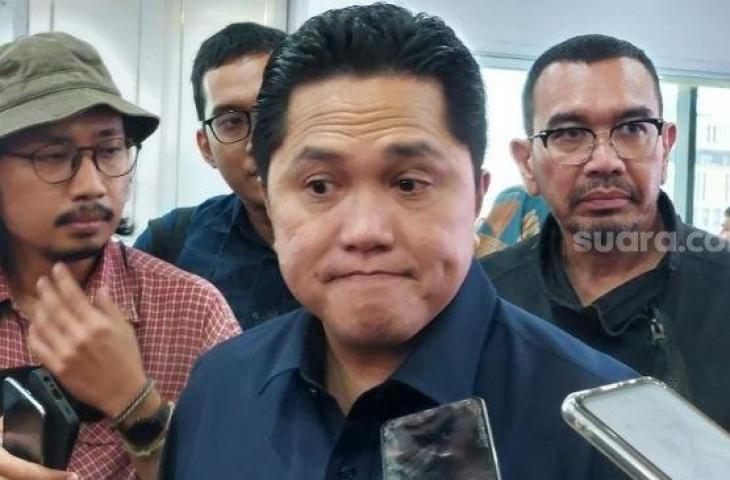 Ketua Umum PSSI, Erick Thohir (tengah) saat ditemui di Gedung Kementerian BUMN, Jakarta, Kamis (13/4/2023). [Suara.com / Adie Prasetyo Nugraha]