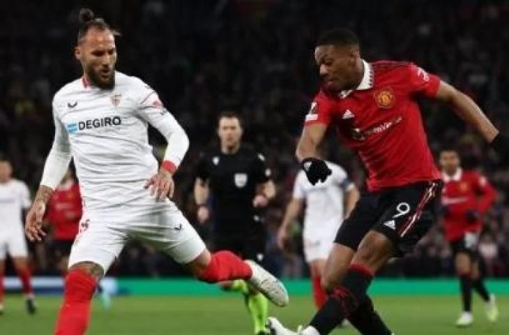 Penyerang Manchester United (MU) Anthony Martial (kanan) melepaskan umpan silang di pertandingan leg pertama perempat final Liga Europa lawan Sevilla, di Old Trafford pada 14 April 2023. ANTARA/AFP/DARREN STAPLES