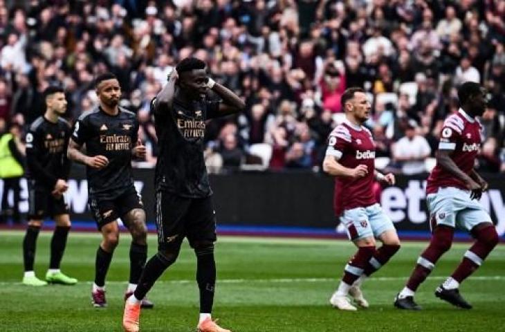 Bukayo Saka gagal eksekusi penalti saat Arsenal ditahan imbang West Ham United 2-2. (AFP)