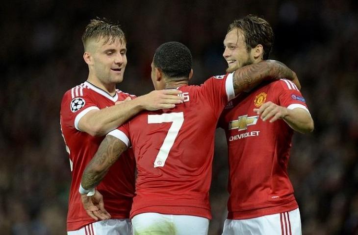 Pemain Man United bernomor punggung 7 Memphis Depay berpelukan dengan Daley Blind 2015. (AFP/Oli Scarf)