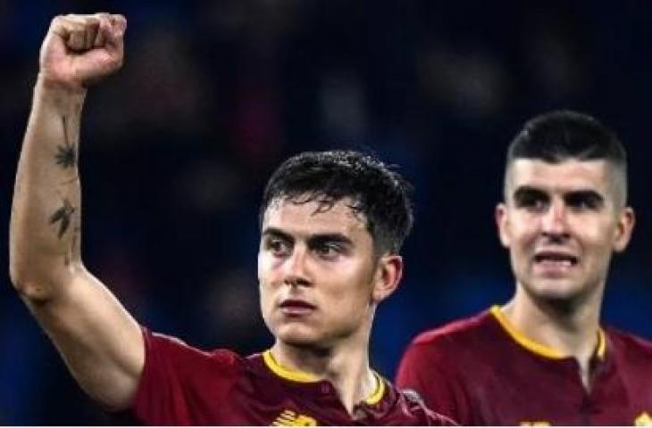 Penyerang AS Roma asal Argentina Paulo Dybala (kiri) merayakan golnya pada pertandingan sepak bola leg kedua perempat final Liga Eropa UEFA antara AS Roma dan Feyenoord Rotterdam pada 20 April 2023 di stadion Olimpiade di Roma. (Filippo MONTEFORTE/AFP)