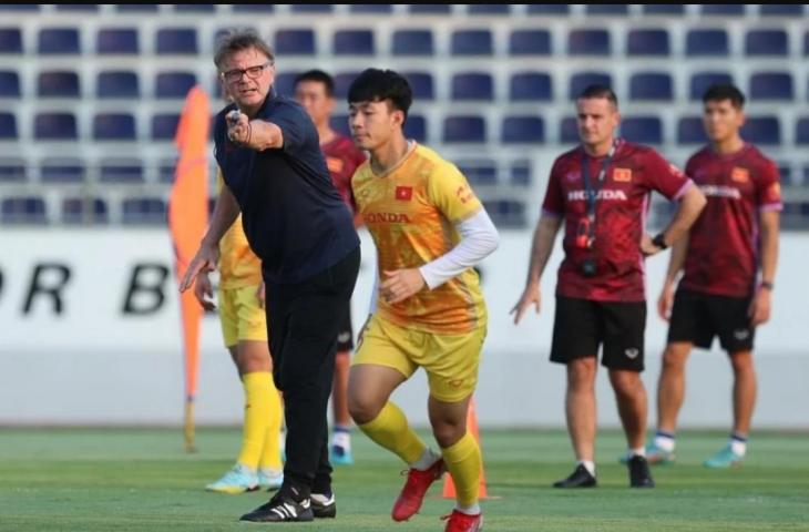 Pelatih Vietnam U-22, Philippe Troussier saat melatih anak asuhnya jelang SEA Games 2023 (The Thao 247)