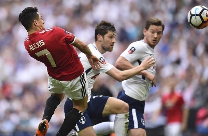 Alexis Sanchez saat membela Manchester United di lawan Tottenham di Piala FA. (AFP)