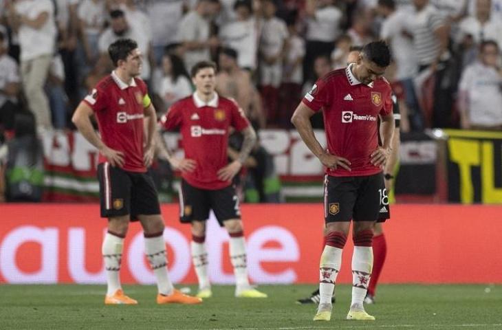 Harry Maguire dan pemain Manchester United usai dihajar Sevilla di perempat final Liga Europa 2022, Jumat (21/4/2023) dini hari WIB. (AFP/Jorge Guererro)