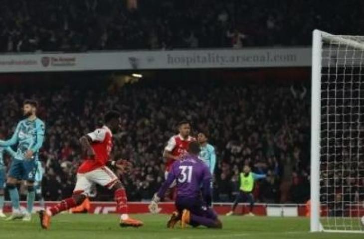 Gelandang Arsenal Bukayo Saka (C) berlari mengambil bola setelah mencetak gol ketiga mereka selama pertandingan sepak bola Liga Premier Inggris antara Arsenal dan Southampton di Stadion Emirates di London pada 21 April 2023. (ADRIAN DENNIS / AFP)