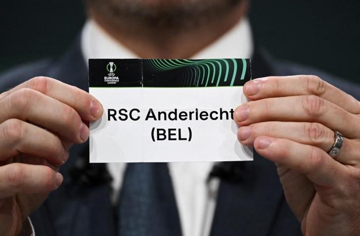 Vladimir Smicer menunjukkan slip kertas RSC Anderlecht selama pengundian babak 16 besar turnamen sepak bola Liga Konferensi UEFA 2022-2023 di Nyon, pada 24 Februari 2023. (Fabrice Coffrini/AFP)