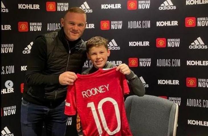 Kai Rooney dan Wayne Rooney, ayahnya memegang jersey MU nomor 10. (Instagram/@waynerooney)