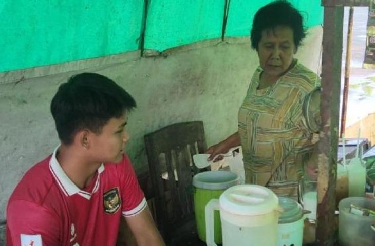 Hokky Caraka nongkrong di angkringan usai tak diikutkan di SEA Games 2023 (Instagram/budisurya80)